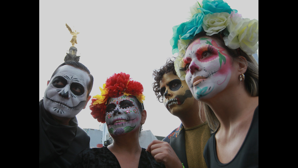 Хиляди се събраха на парад за Деня на мъртвите в Мексико