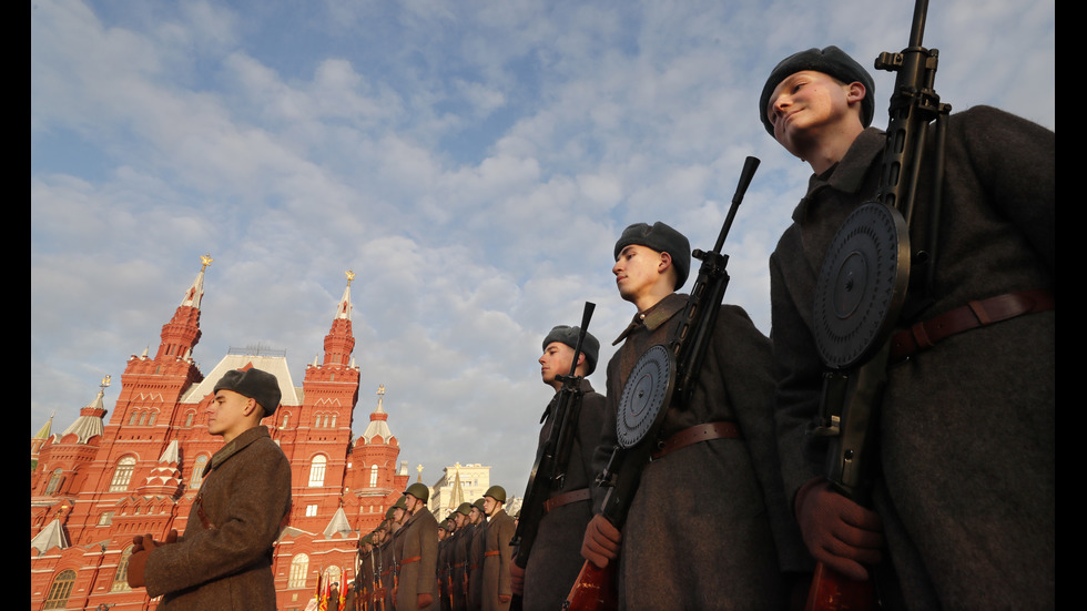 ВОЕНЕН ПАРАД В МОСКВА: Историческа възстановка на Червения площад