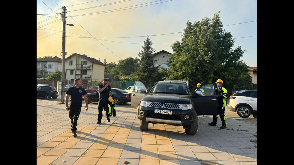 Огромен пожар бушува край Костинброд