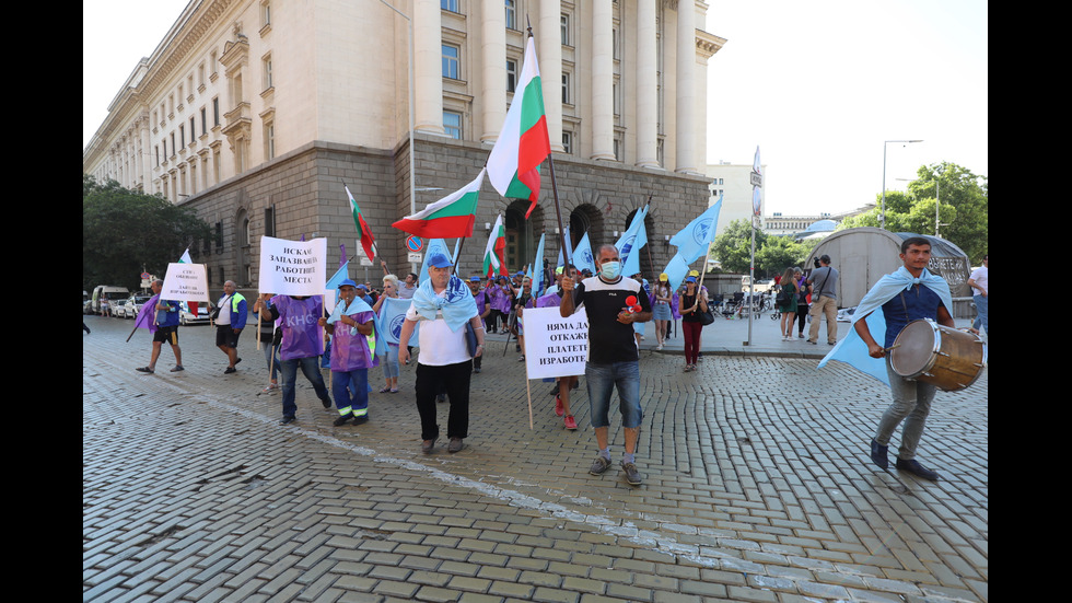 Протест на „Автомагистрали-Черно море“ блокира булеварда пред МС