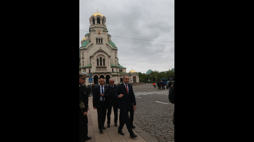 Президентът и началникът на отбраната поднесоха венци на Паметника на незнайния воин