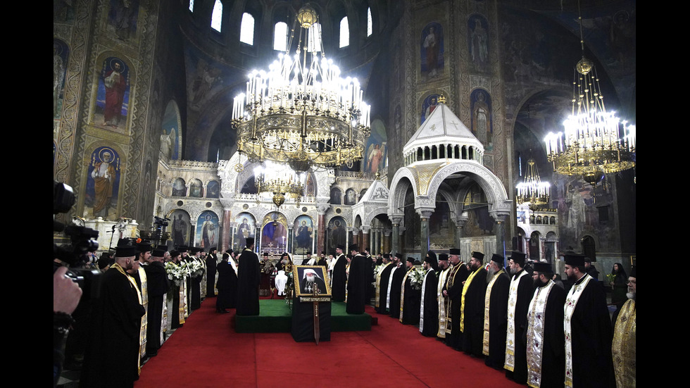 Изложиха за поклонение тленните останки на патриарха в „Св. Александър Невски”