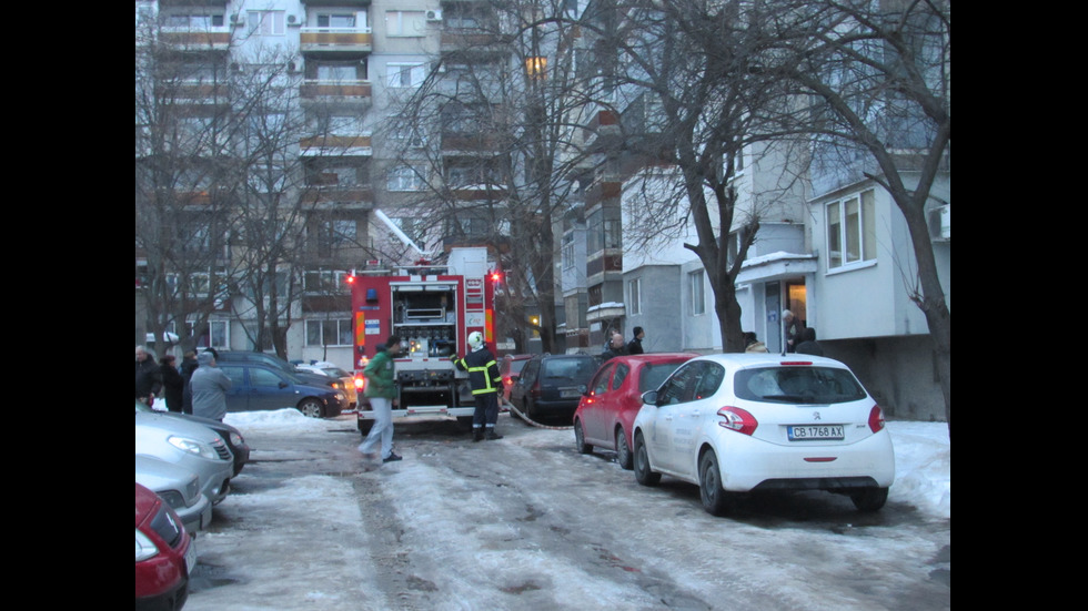 Евакуираха няколко семейства заради пожар в жилищен блок