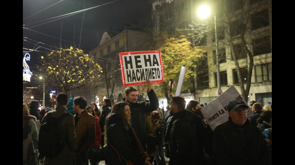 Протест в София срещу насилието над жени, стигна се и до напрежение (ВИДЕО+СНИМКИ)