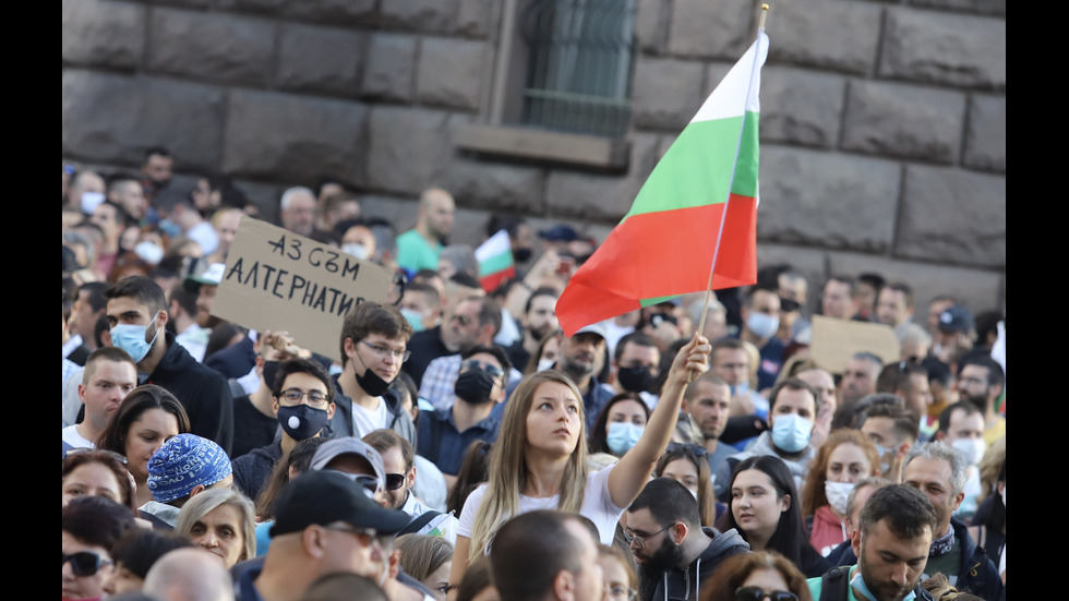 ПЕТИ ДЕН ПРОТЕСТИ: Продължават шествията в центъра на София