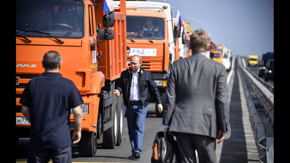 Путин подкара камион, откри спорния мост от Русия до Крим