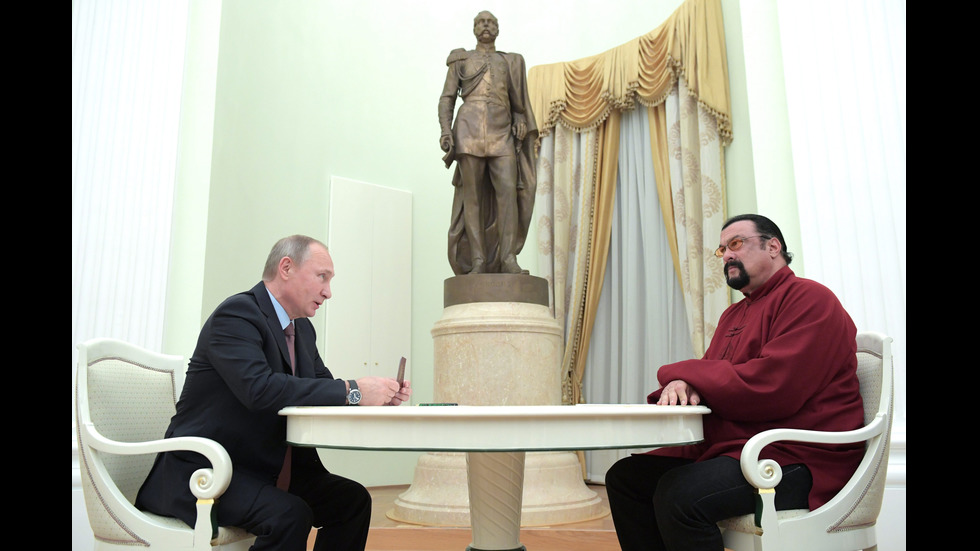 Стивън Сегал получи руския си паспорт от Путин