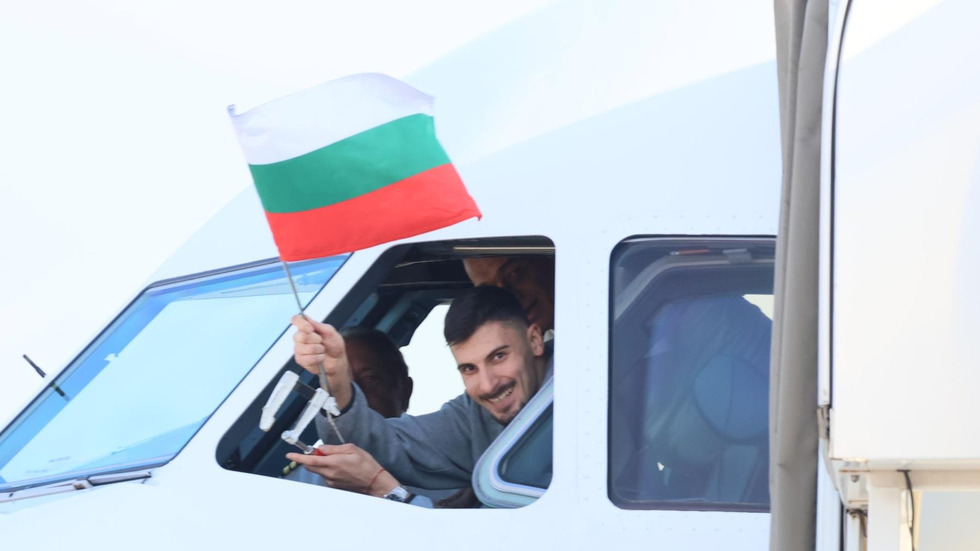 Шампионско посрещане: Националите ни по волейбол се завърнаха на родна земя
