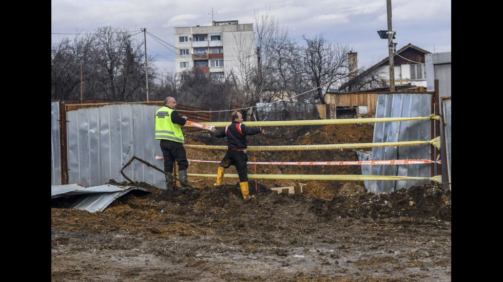 Кола падна в изкопа на метрото в "Овча купел"