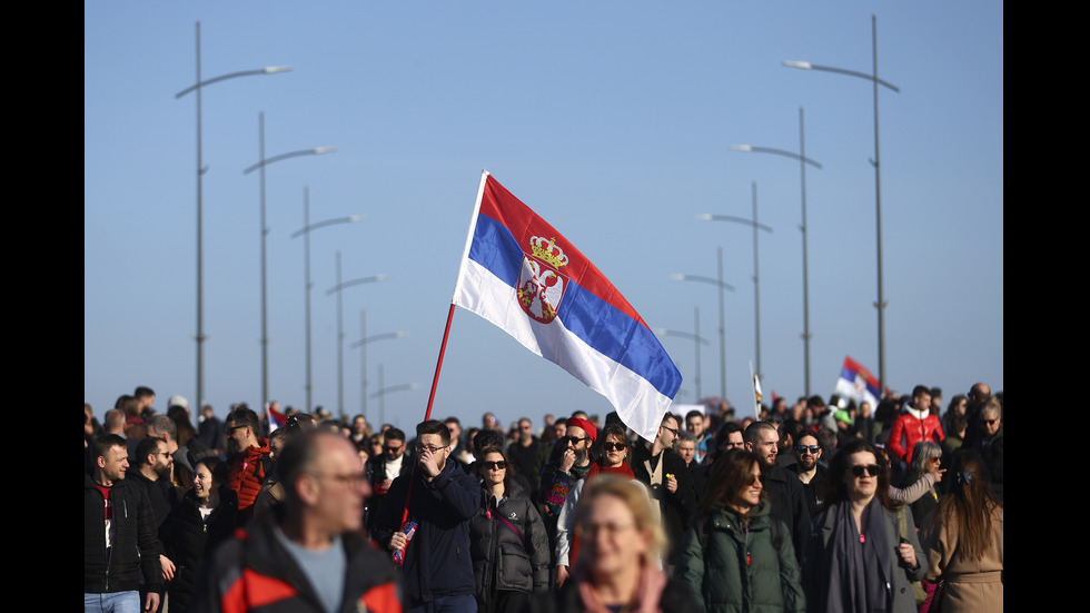 Хиляди блокираха мостове в Нови Сад