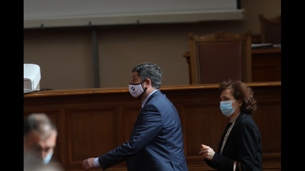 Бурни дебати в първия работен ден на новото Народно събрание