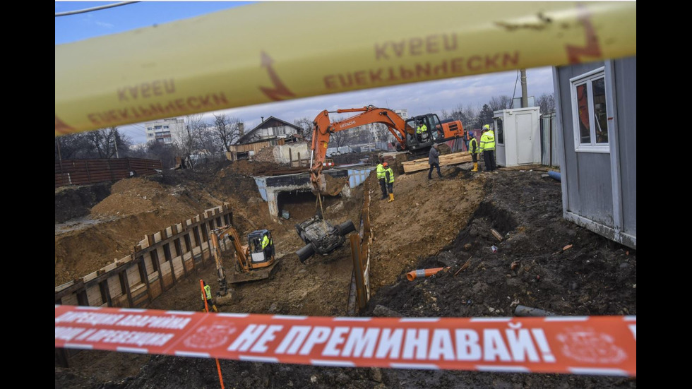 Кола падна в изкопа на метрото в "Овча купел"