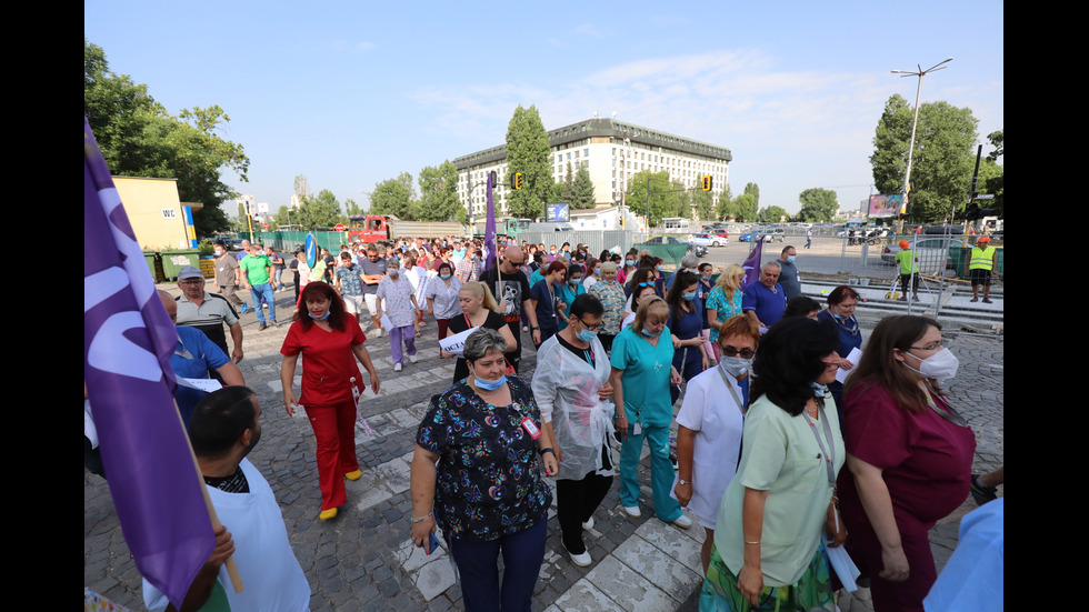 Протест пред "Пирогов" в защита на проф. Балтов