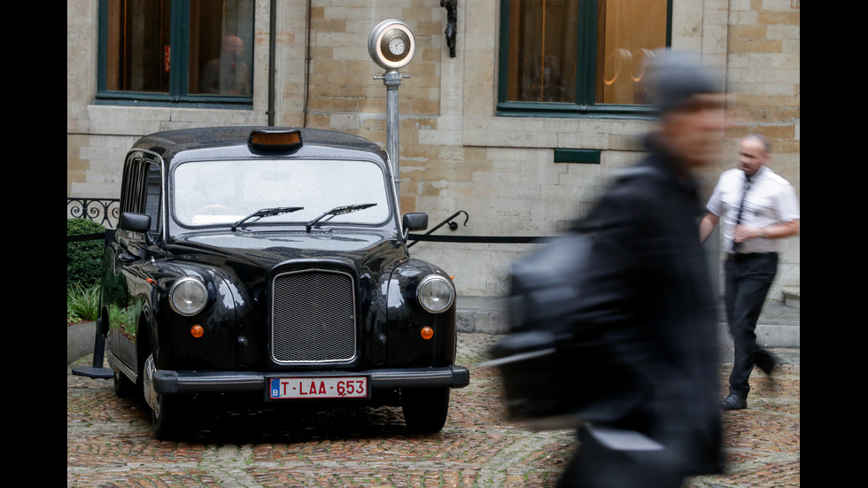 Брюксел се сбогува с Великобритания с черно такси и телефонна кабина