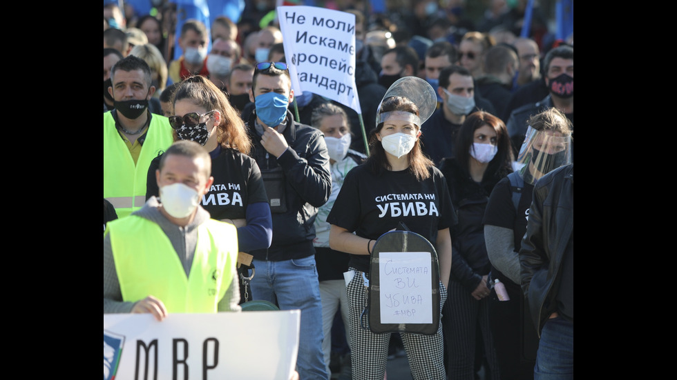 Полицейските служители излизоха на протест