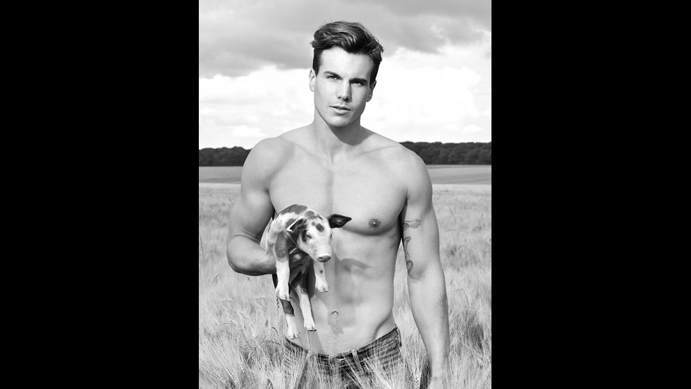 Фермери показаха изваяни тела в календар за 2017 г.