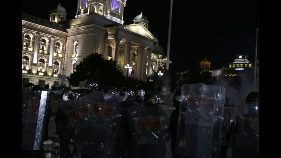 ПРОТЕСТ В СЪРБИЯ: Демонстранти нахлуха в парламента