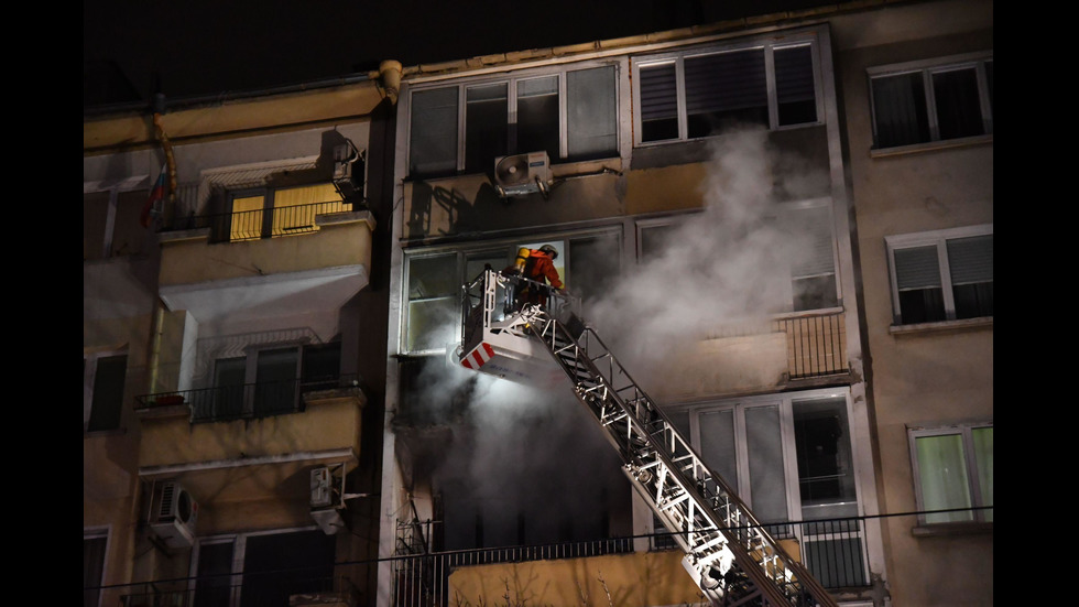 Пожар в жилищна сграда в София, трима души са в болница