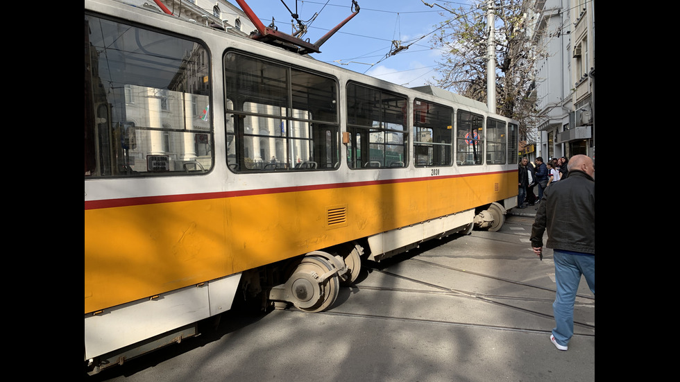 Трамвай излезе от релсите в центъра на София, блъсна жена
