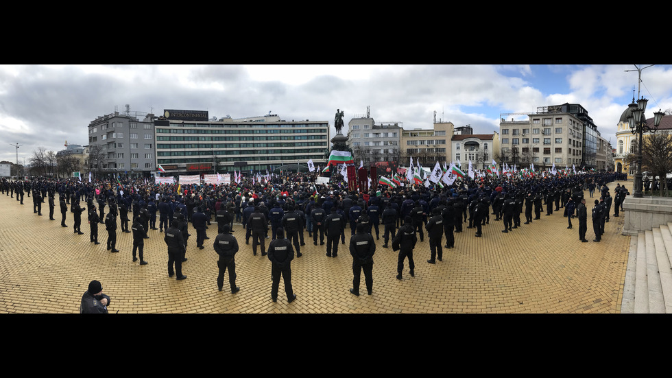 "Възраждане" организира протест срещу зеления сертификат, докараха водно оръдие пред НС