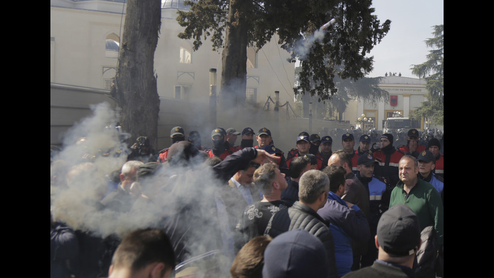 Нови сблъсъци в Тирана, окупирана е сградата на полицията