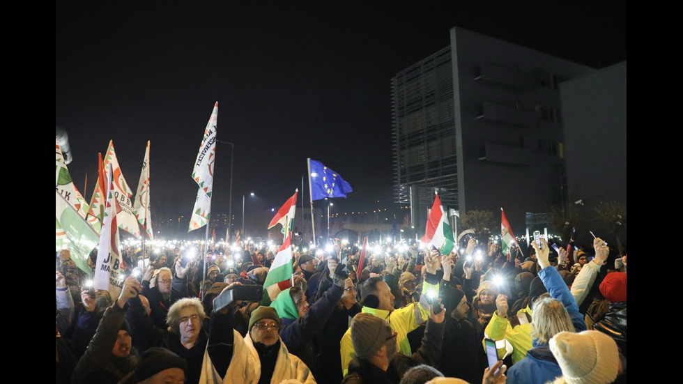 Хиляди унгарци отново на протест в Будапеща