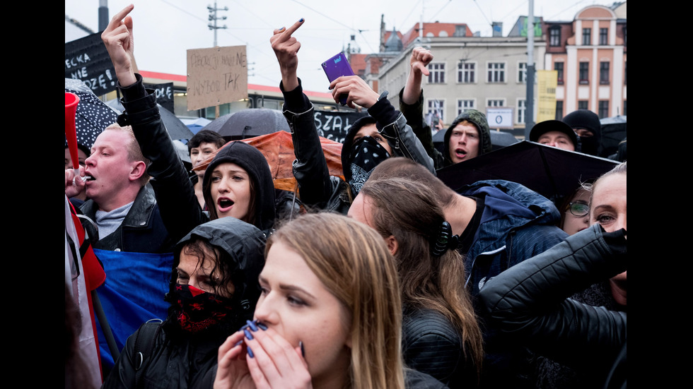 Десетки хиляди протестираха срещу забраната на абортите в Полша