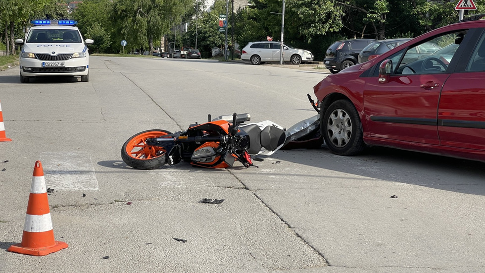 Кола и мотор се сблъскаха на пешеходна пътека