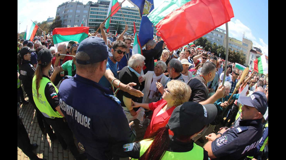 Протест пред парламента