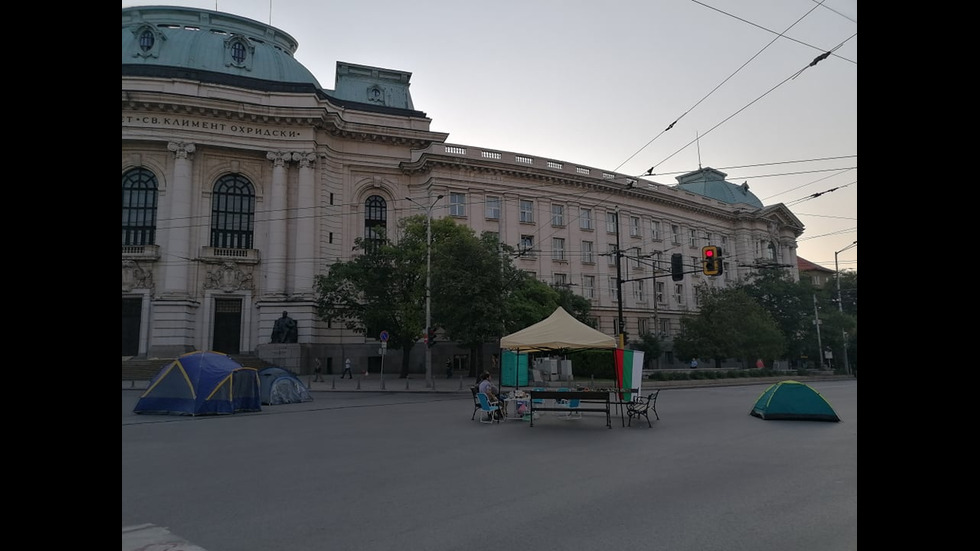 Протестиращи отново блокираха кръстовището при Софийския университет