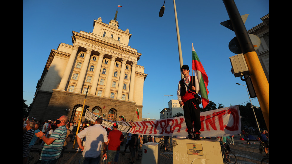 25 ДЕН: Протестиращи на шествие в центъра на София