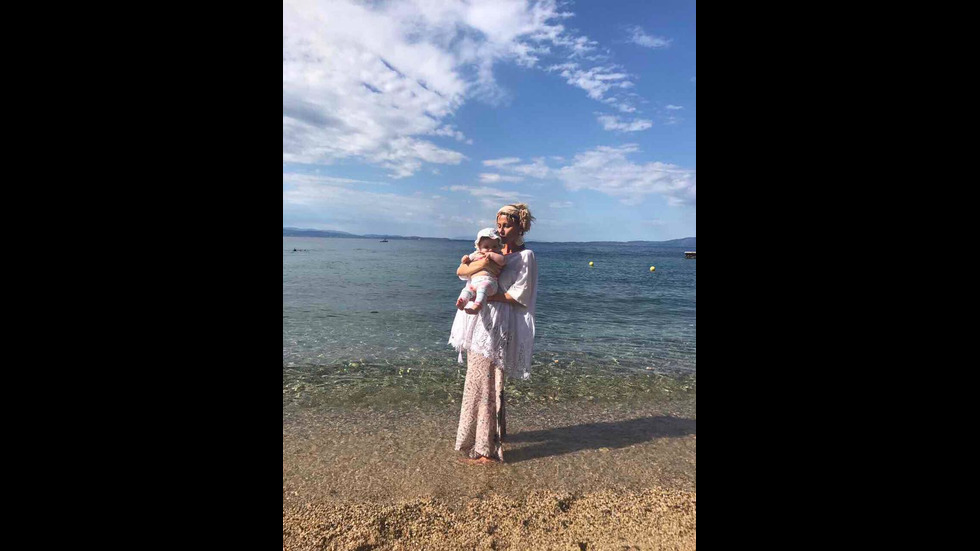 Илиана Раева отиде на море с внучката си