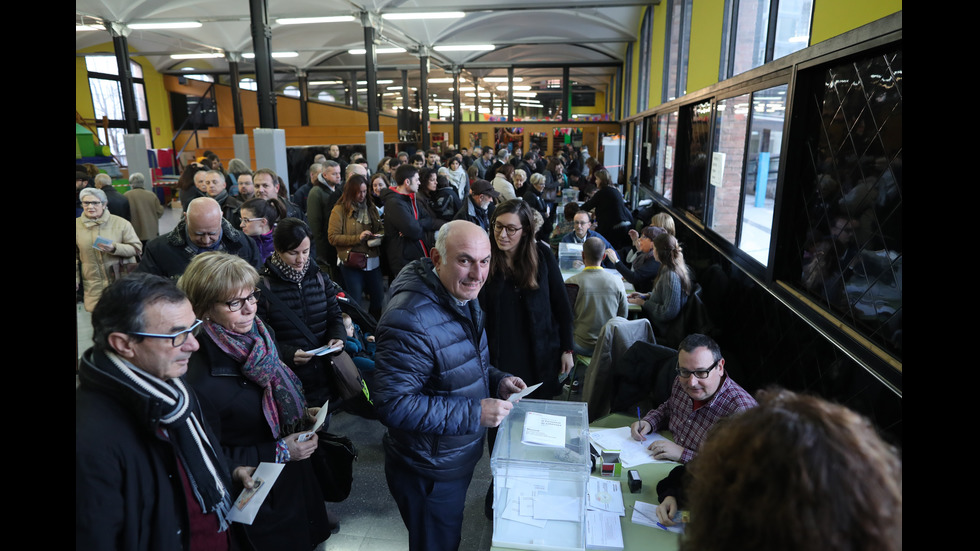 Опашки от гласоподаватели пред секциите в Каталуния