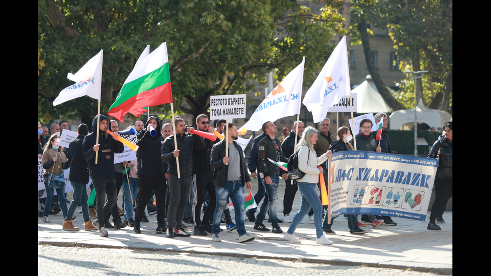 Бизнесът и синдикатите излязоха на протест