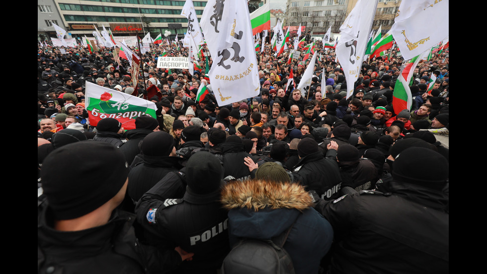 "Възраждане" организира протест срещу зеления сертификат, докараха водно оръдие пред НС