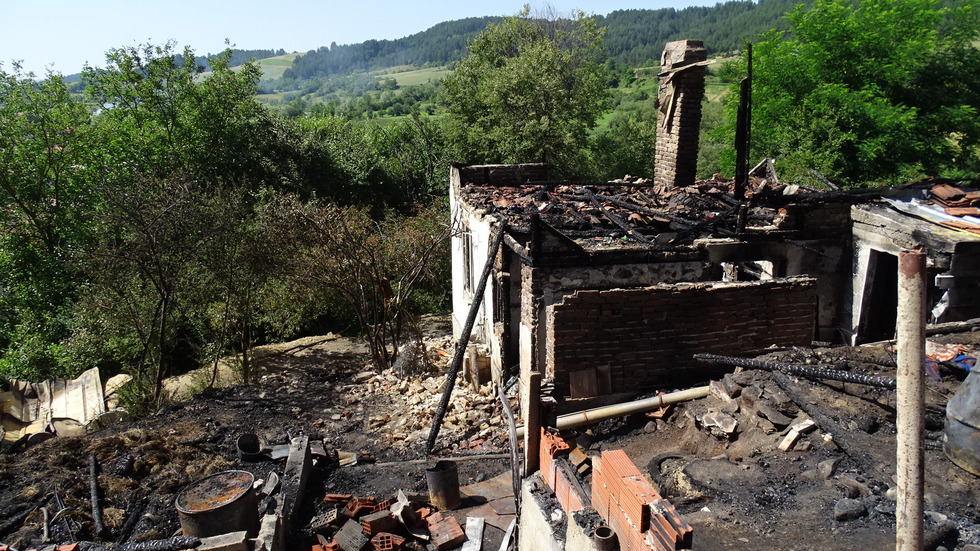Голям пожар остави без дом семейство от Белица