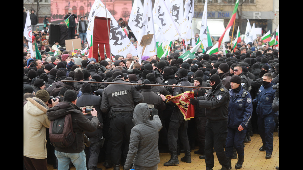 "Възраждане" организира протест срещу зеления сертификат, докараха водно оръдие пред НС
