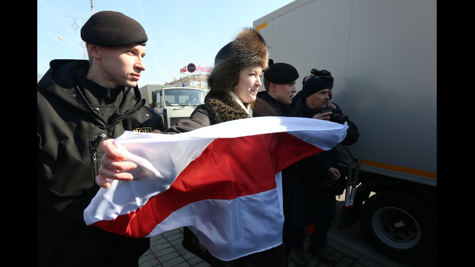 30 задържани на забранен опозиционен протест в Беларус