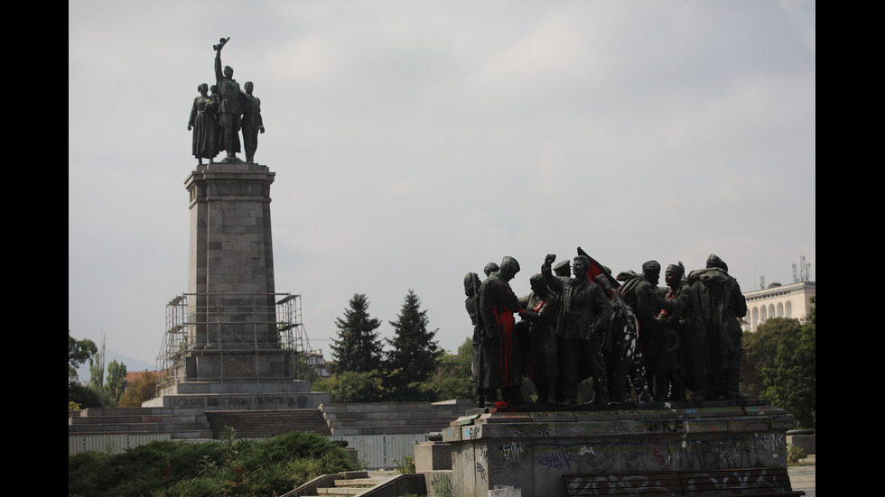 Изграждат скеле около Паметника на Съветската армия