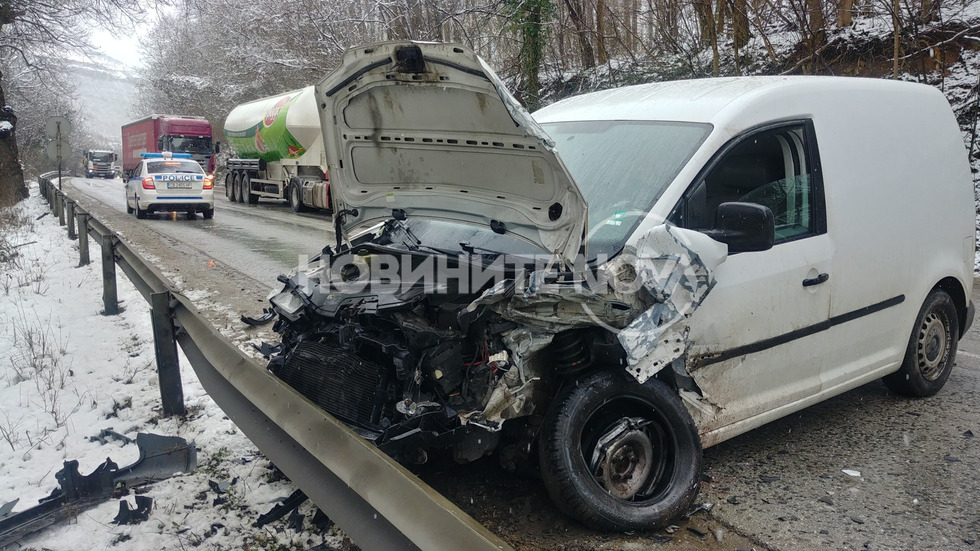 Две коли се удариха челно на пътя Русе - Велико Търново, има пострадали