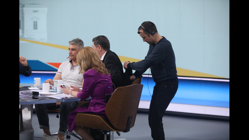 ЗАД КАДЪР: Изборният ден по NOVA В СНИМКИ