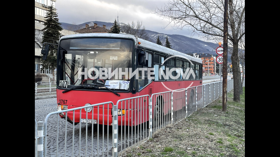 Кола и автобус катастрофираха в София, има двама пострадали