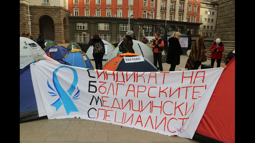 Медицински сестри на палатков лагер под прозорците на властта