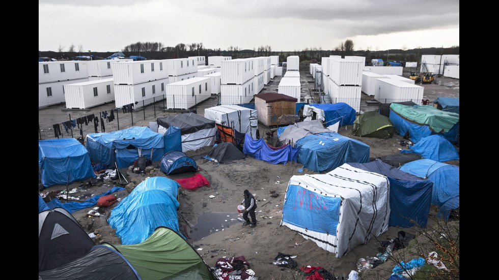 ОТ АРХИВА: Ужасяващите условия в бежанския лагер край Кале, Франция