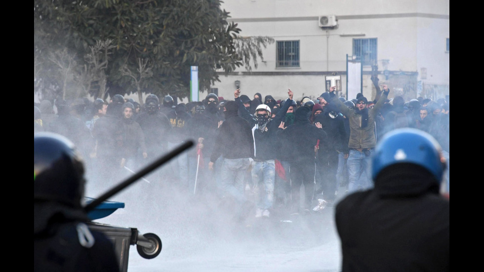 Сблъсъци между протестиращи и полиция в Неапол