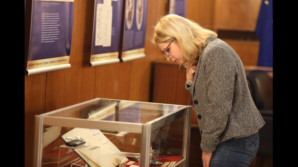 Изложба в НС представи оригиналите на Търновската и на Сребърната конституция