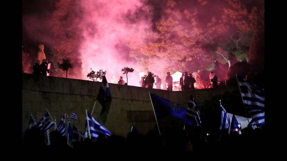 Размирици пред парламента в Атина