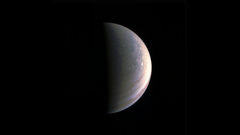 НАСА публикува снимки на полюсите на Юпитер