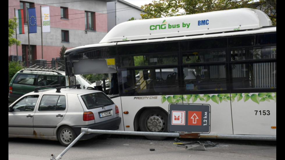 Автобус на градския транспорт помете седем коли в София