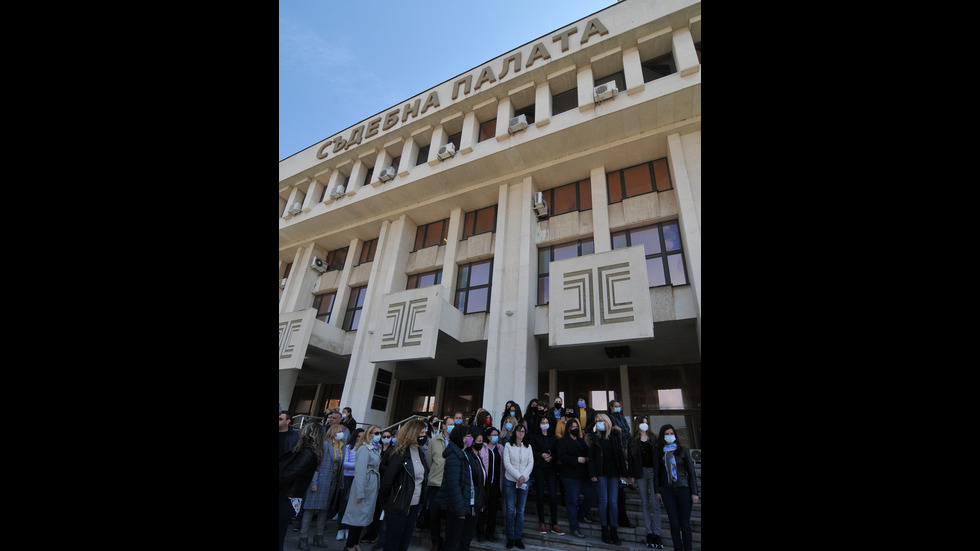 Магистрати в цялата страна излязоха на мълчалив протест